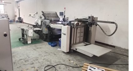 Folding machine for manuals and leaflets